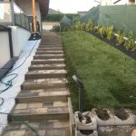 4. Ürömi magánkert gyepszőnyeg rögzítése a rézsűn